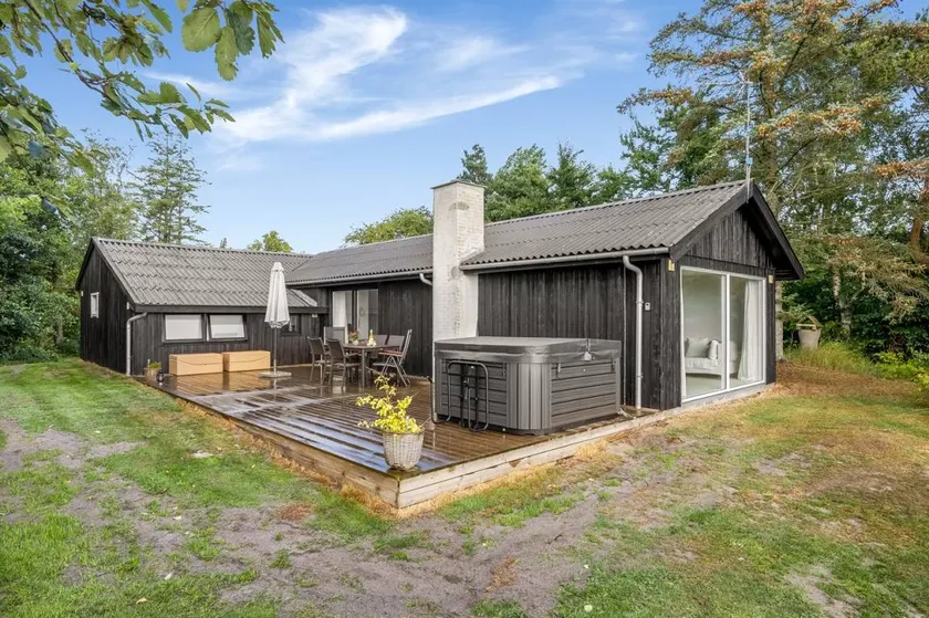 Fully equipped pleasant holiday home with hot tub, terrace & BBQ - Image 1
