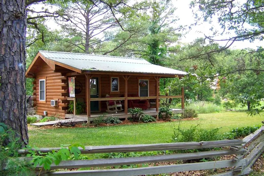 Romantic Cabin Rental for Two with a Private Hot Tub near St. Louis, Missouri - Image 1