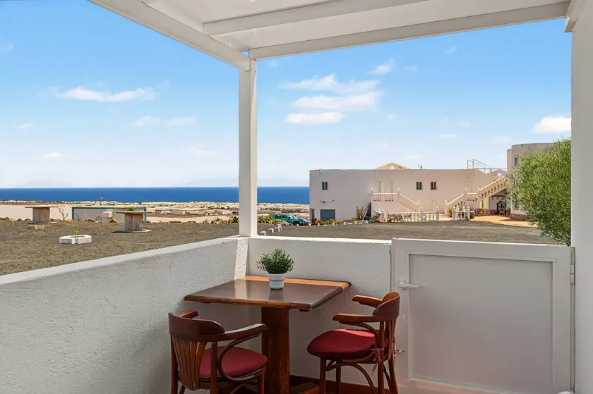 House with pool & terrace | City view - Image 1