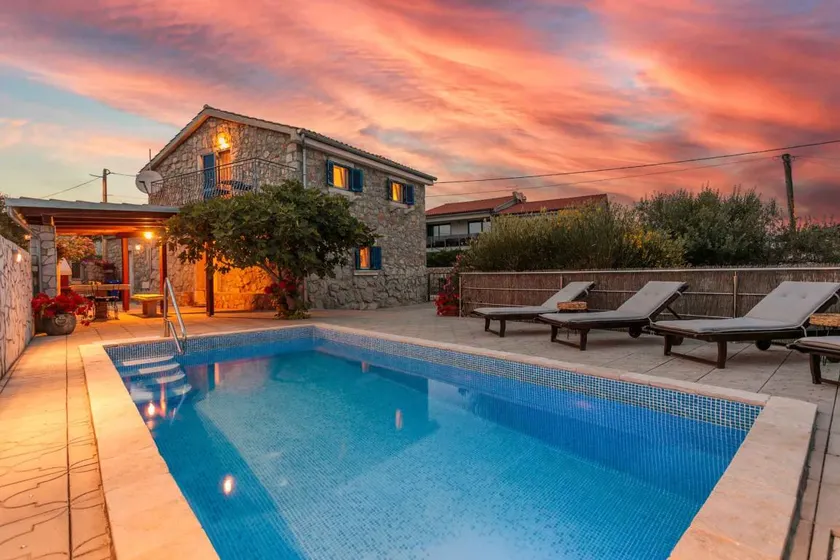 Villa with terrace, BBQ & private pool - Image 1