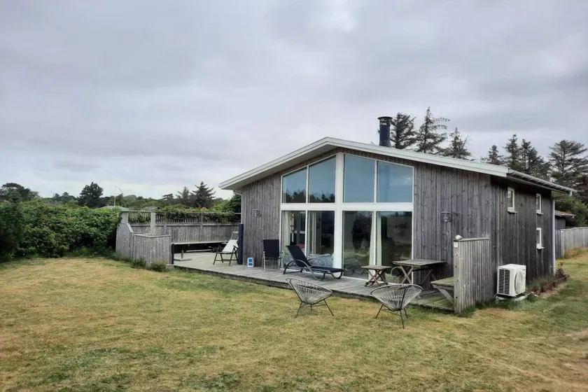 House with terrace - Image 1