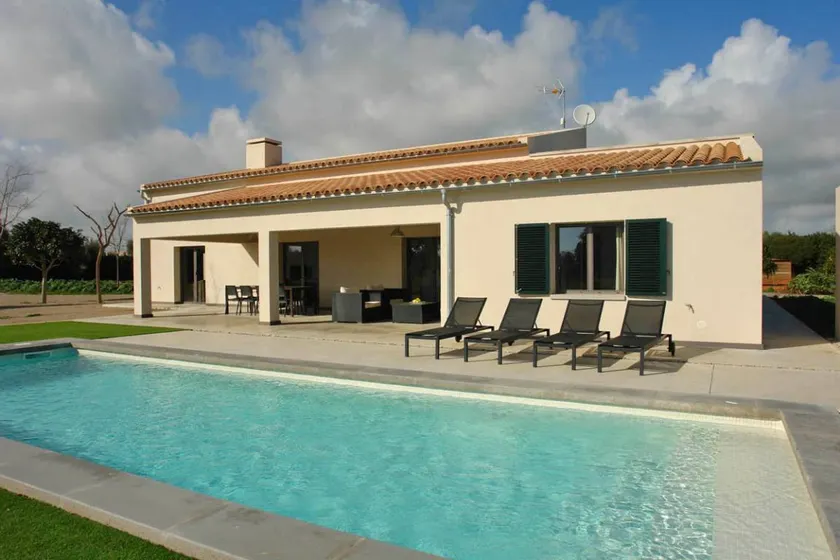 Ferienhaus mit Garten, Pool und Terrasse - Image 1