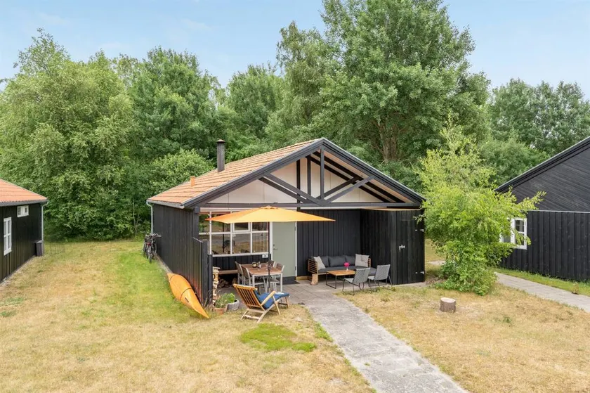 Holiday home with terrace - Image 1