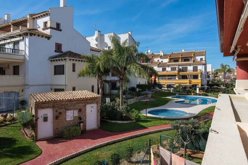 Appartement avec terrasse, jardin et piscine - Image 1
