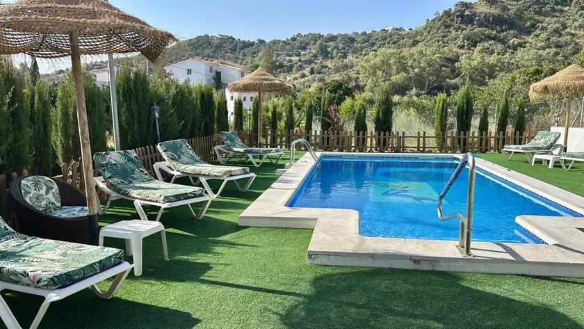 Villa con giardino e terrazza | Vista sul giardino - Image 1