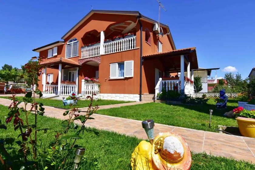 Flat with BBQ, garden & terrace - Image 1