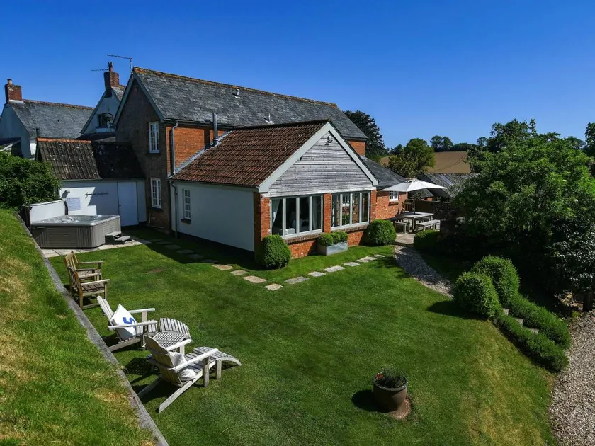 Family-friendly cottage with BBQ, terrace & garden - Image 1