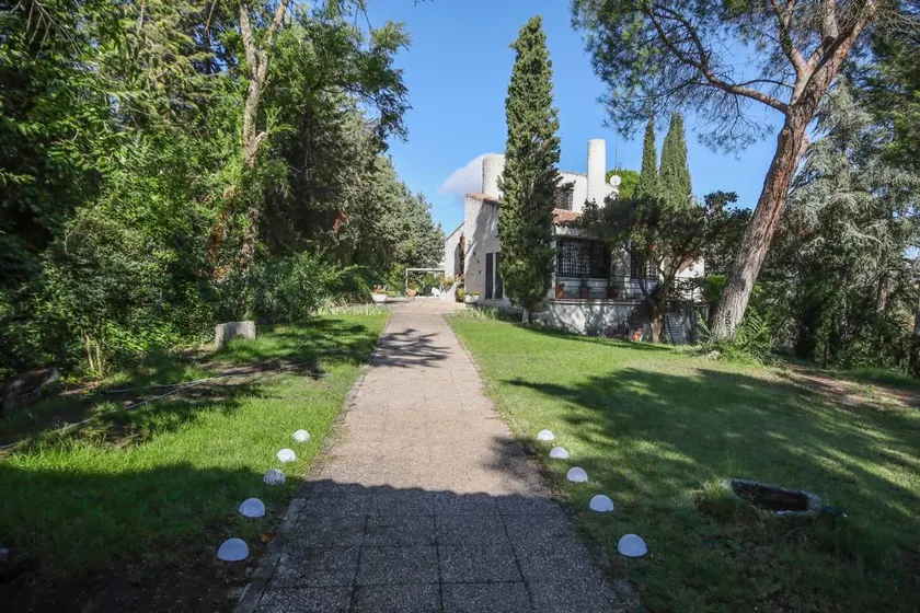 Children-friendly spacious villa with barbeque, garden & private pool | Panoramic view - Image 1