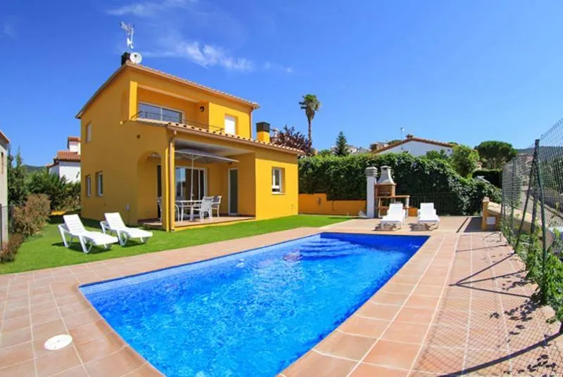 Villa with barbecue, garden & private pool - Image 1