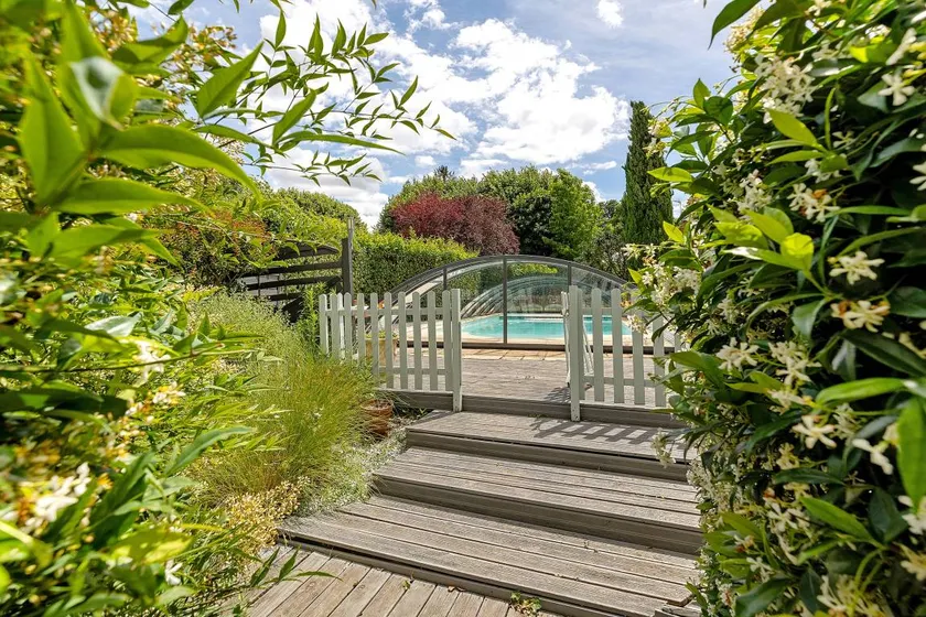 Bed and Breakfast 'Chambre D'hôtes Les Acanthes' with Shared Pool, Shared Terrace and Wi-Fi - Image 1