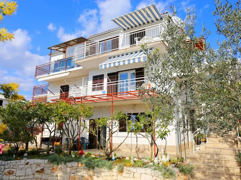 Flat with terrace & garden - Image 1
