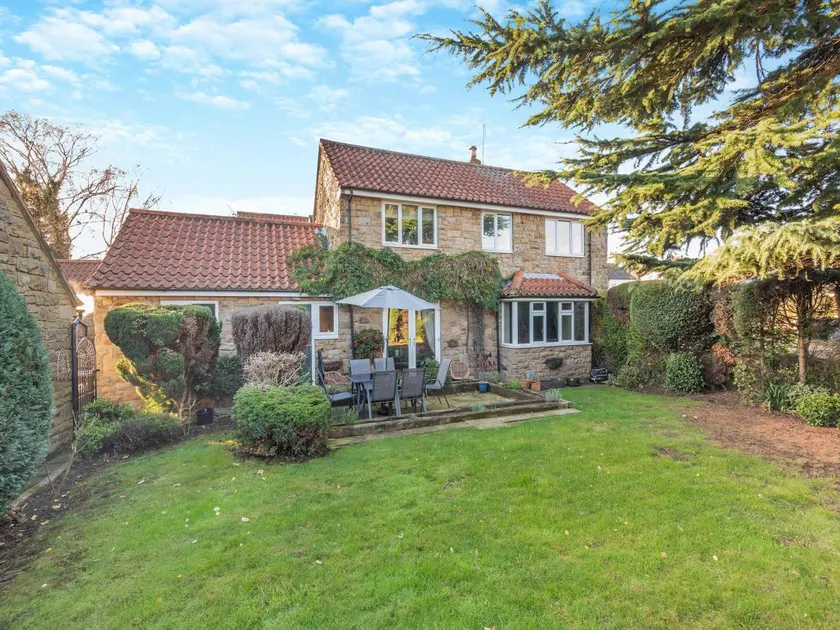 Cottage with garden | River view - Image 1