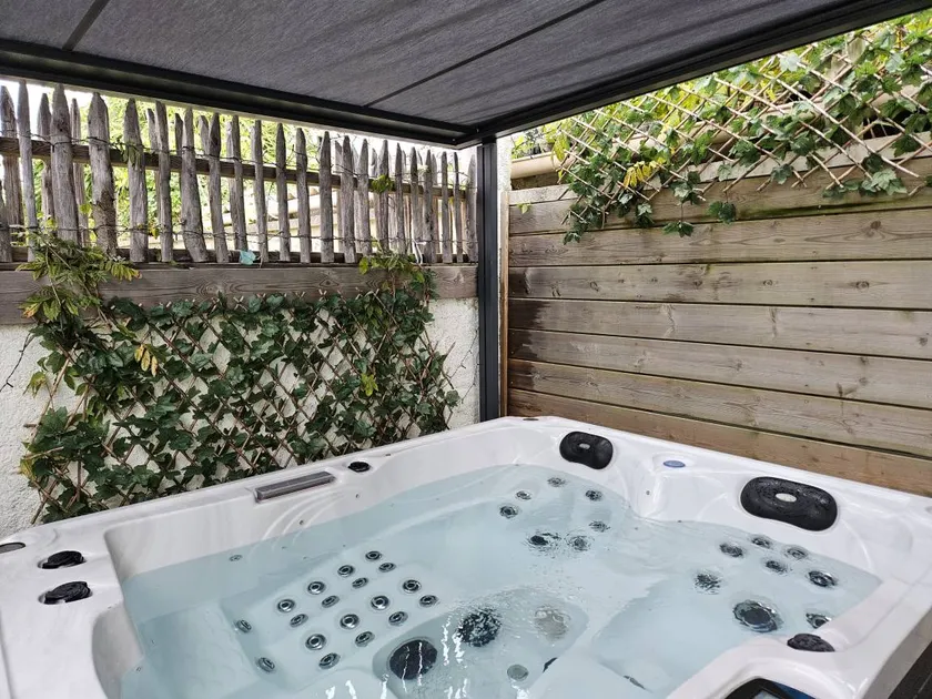 Family-friendly beautiful holiday home with terrace, jacuzzi & BBQ | Garden view | Pet-friendly - Image 1