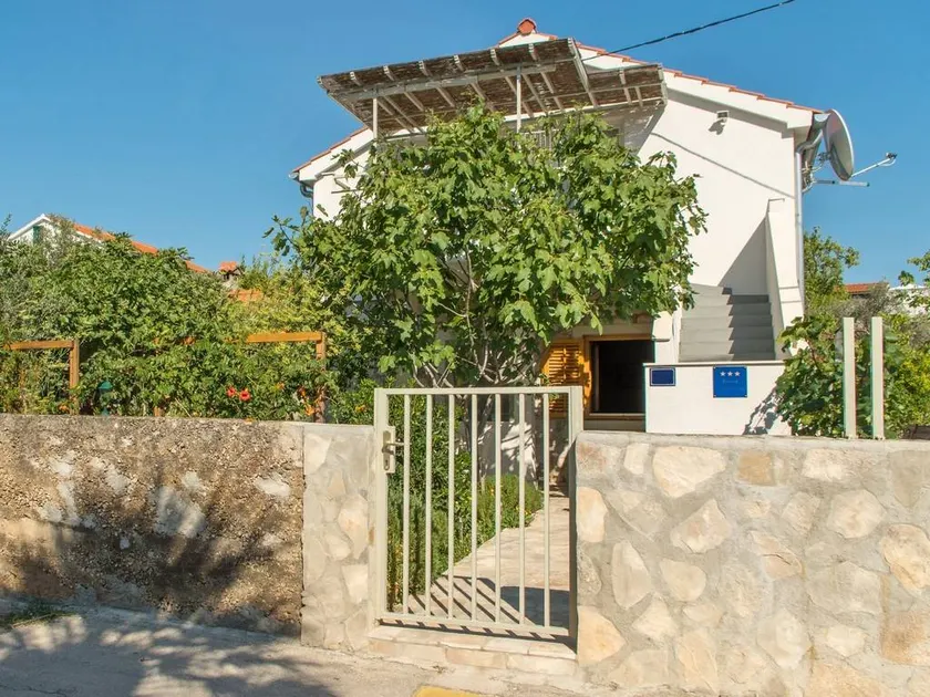 Apartment with garden & terrace - Image 1