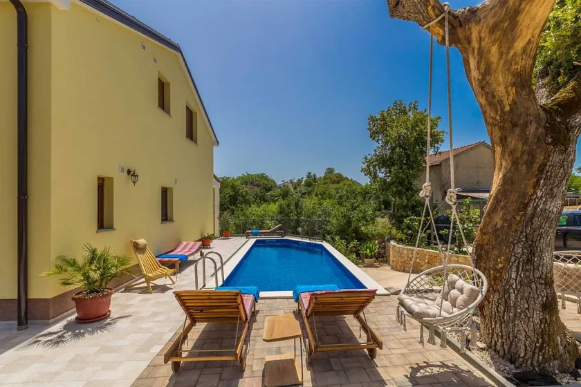 Charming letting with terrace, garden & barbecue | Pool view | Pet-friendly - Image 1