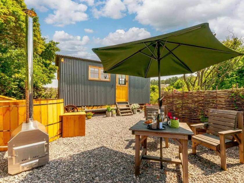 Cottage with jacuzzi & garden - Image 1