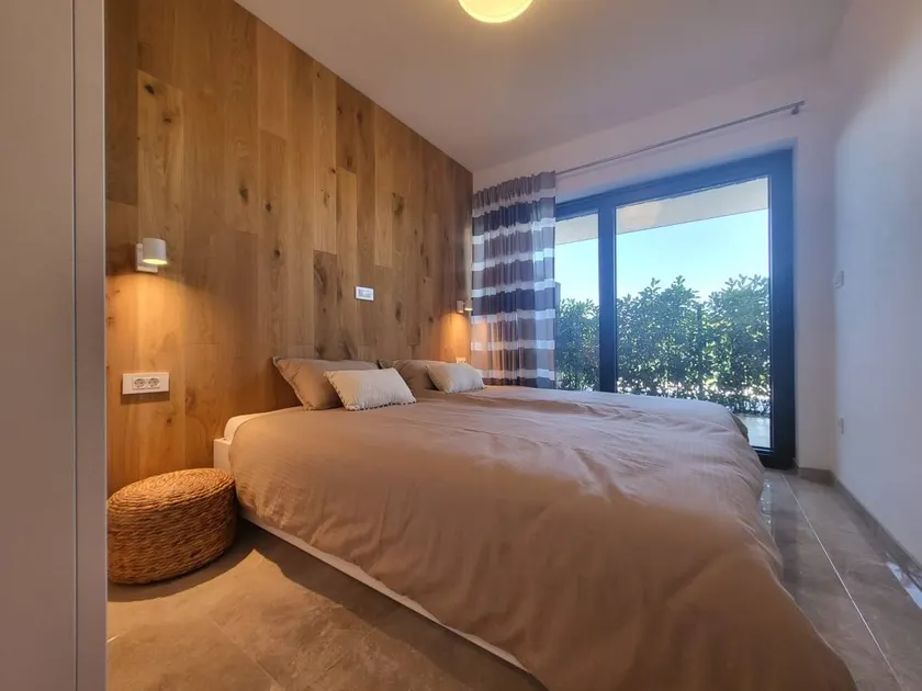 Flat with terrace - Image 1