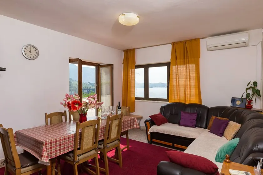 Flat | Water view - Image 1