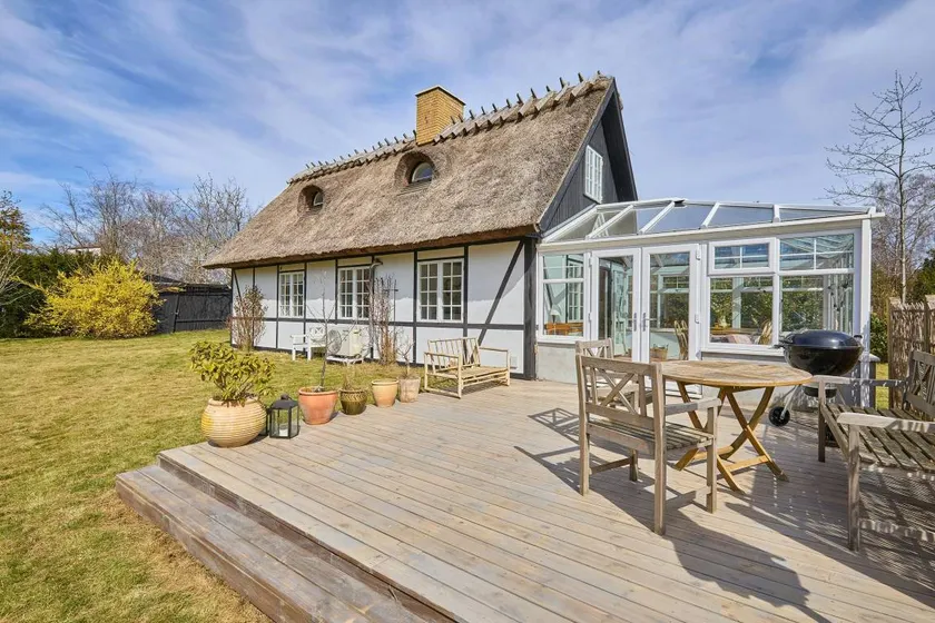 Thatched cottage with conservatory near beach - Image 1