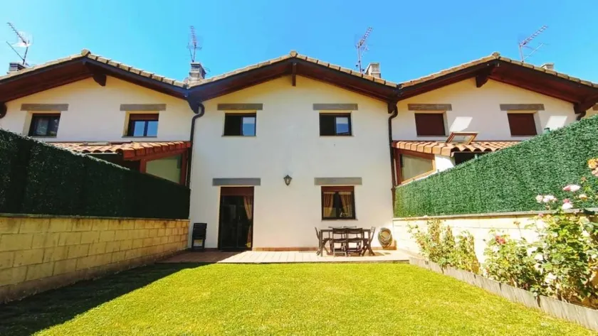 Villa with terrace, hot tub & garden | Mountain view | Suitable for remote work - Image 1