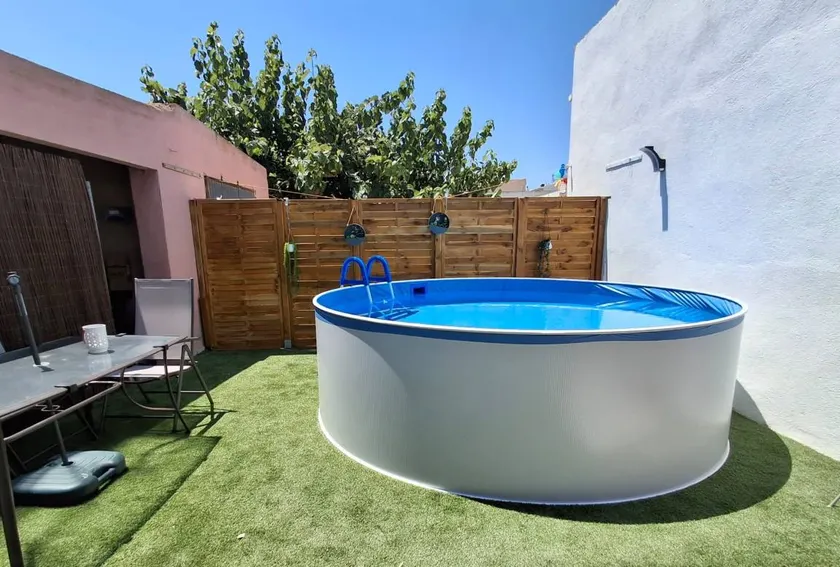House with terrace, garden & pool - Image 1