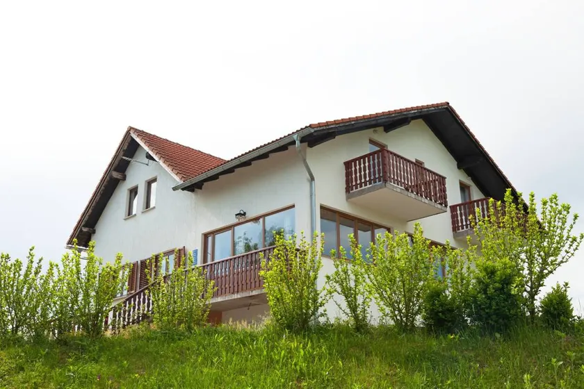 Flat with terrace & garden - Image 1