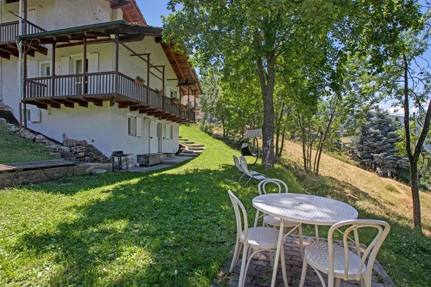 Apartment 'Coin Vert' with Mountain View, Shared Garden and Wi-Fi - Image 1