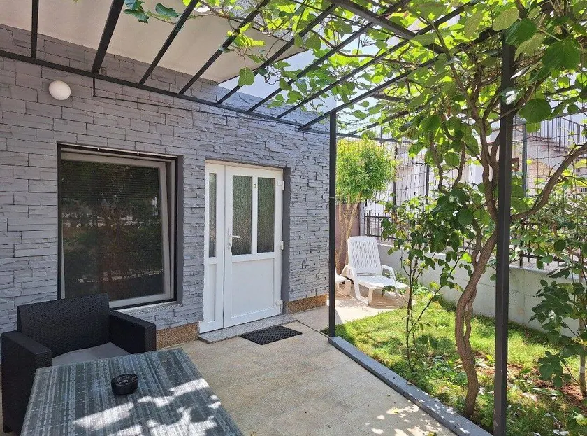 Apartment with terrace - Image 1