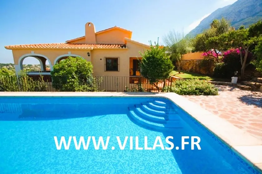 Villa with barbeque, terrace & garden | City view - Image 1