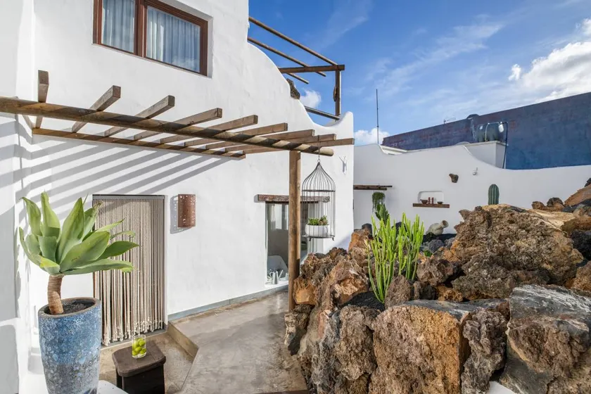Apartamento con jardín y terraza | Vistas a la montaña - Image 1