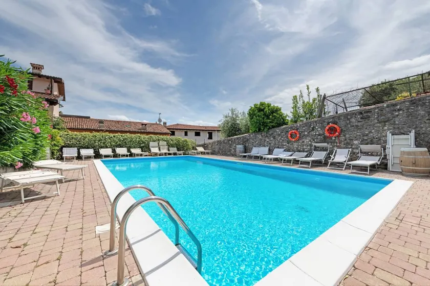 Apartment with garden & pool | Lake view - Image 1