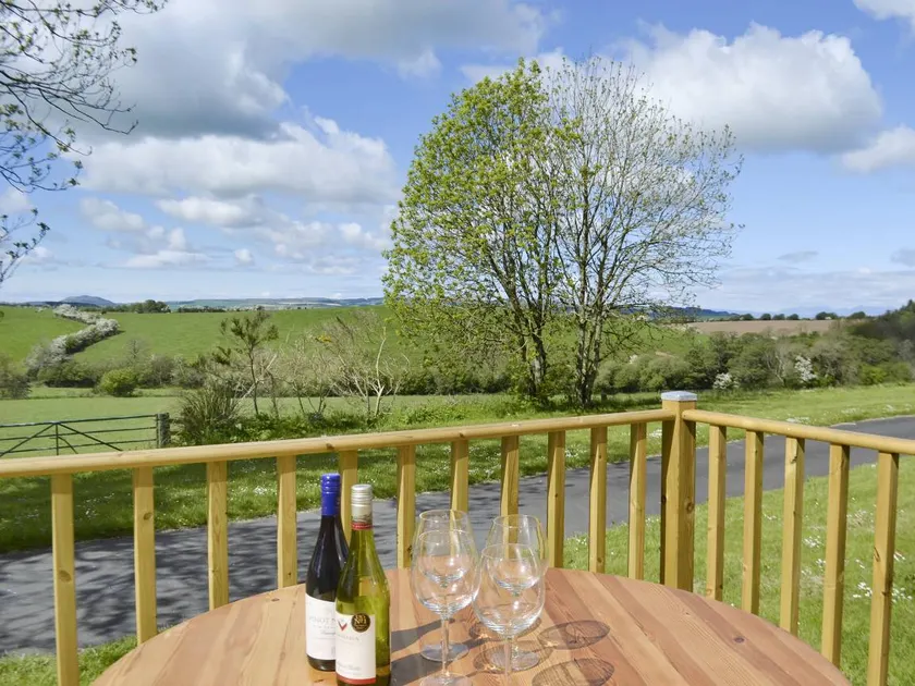 Cottage with barbecue & garden | River view - Image 1