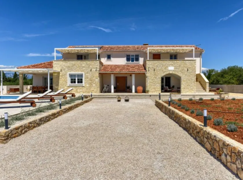Fully equipped villa with private pool & barbecue - Image 1