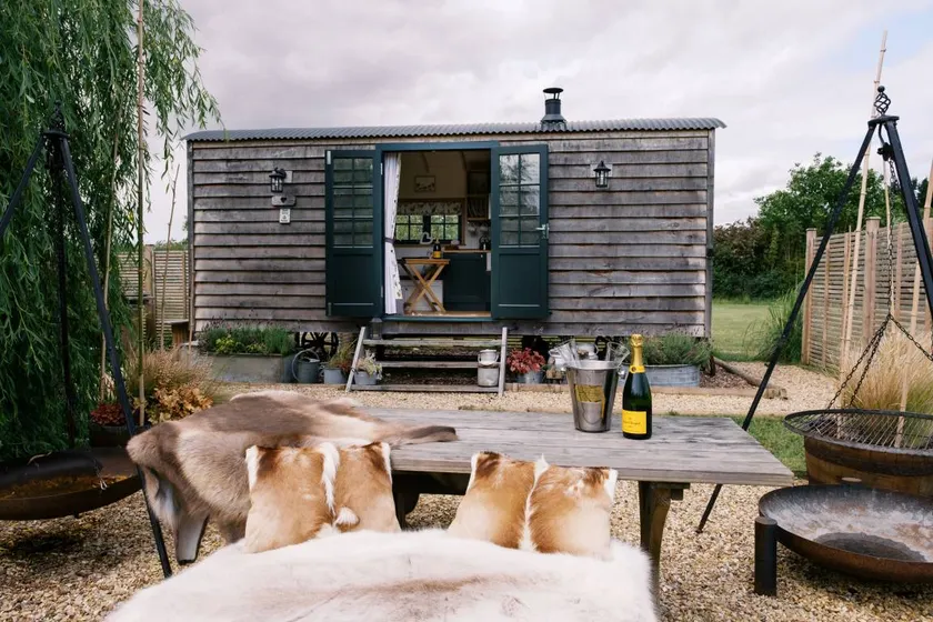 Shepherd's Hut- Hot Tub- Wellness Spa- Wood Burner - Image 1