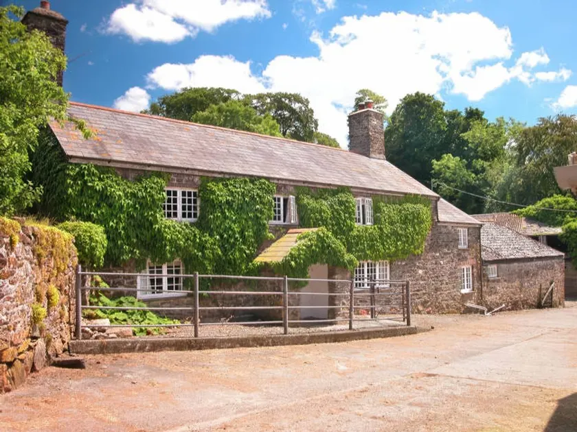 Cottage with pool, BBQ & garden - Image 1