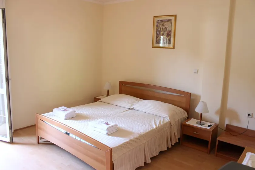 Apartamento con jardín y barbacoa | Vistas al agua - Image 1