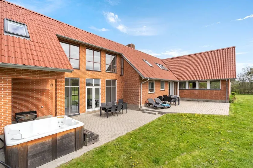 House with barbecue, jacuzzi & terrace | Lake view - Image 1