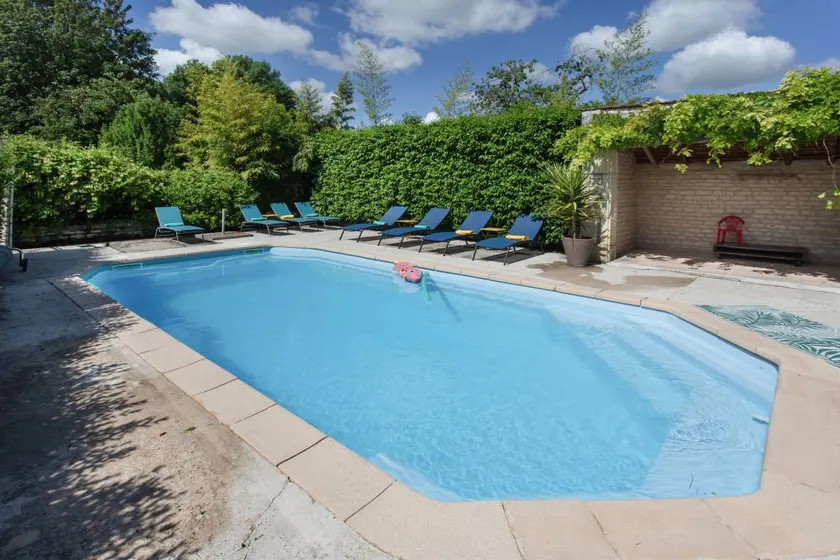 Maison avec piscine, barbecue et terrasse | Vue jardin - Image 1