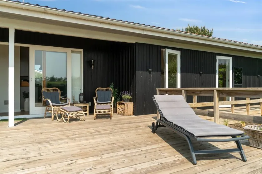 Fully equipped holiday home with barbecue, terrace & garden - Image 1