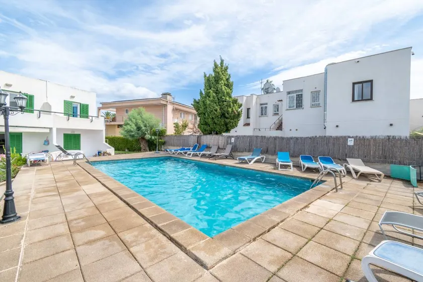 Appartement avec jardin, terrasse et piscine | Vue jardin - Image 1
