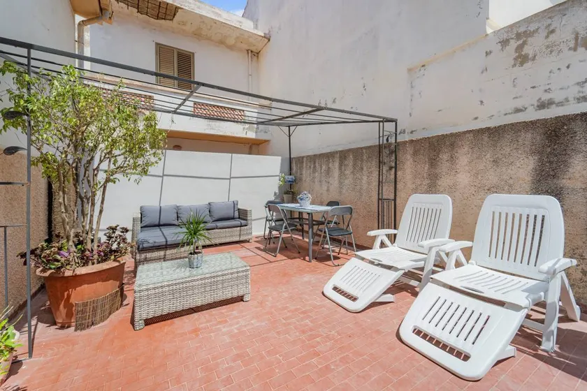 Holiday home with terrace & garden - Image 1