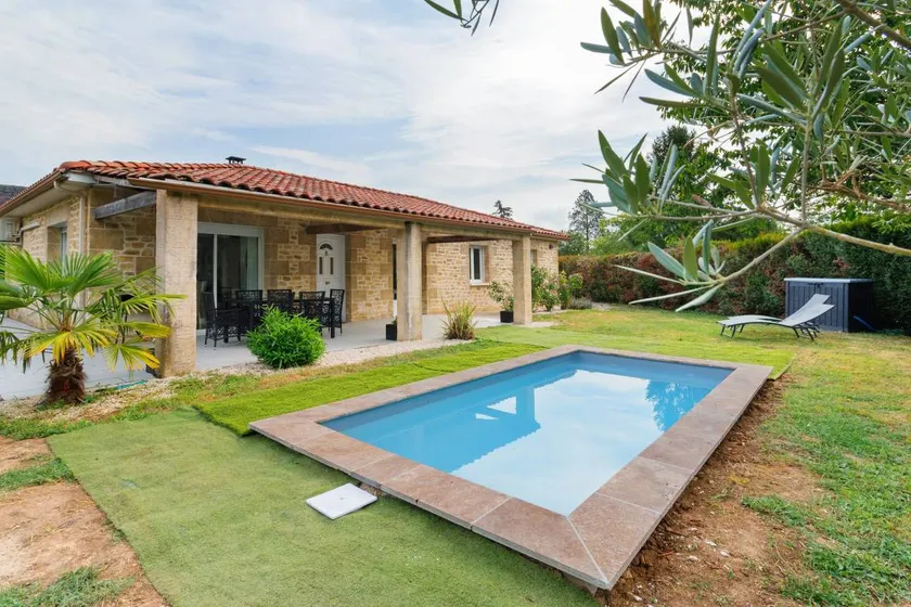 House with garden, terrace & barbecue | Garden view - Image 1