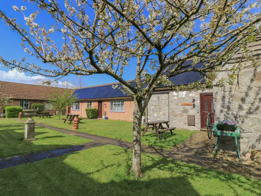 Cottage with garden - Image 1