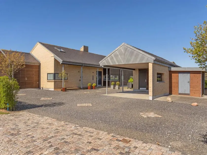 Holiday home with barbecue, garden & terrace - Image 1