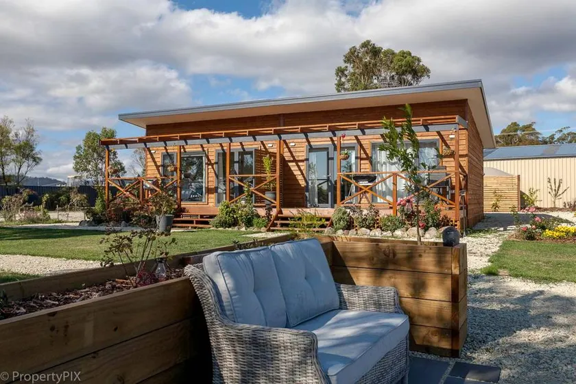 Charming and Tranquil Cabin Rental near Hobart, Tasmania - Image 1