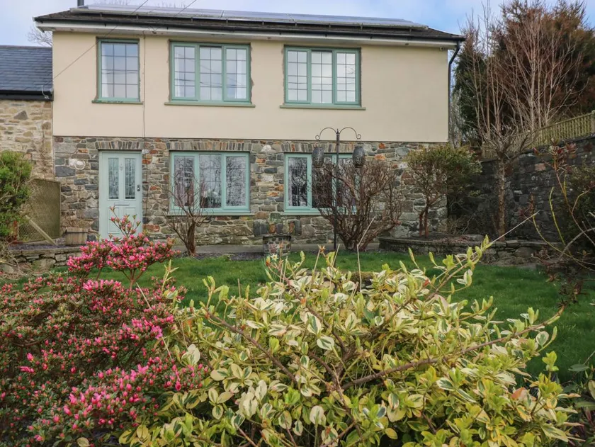 Cottage with garden - Image 1