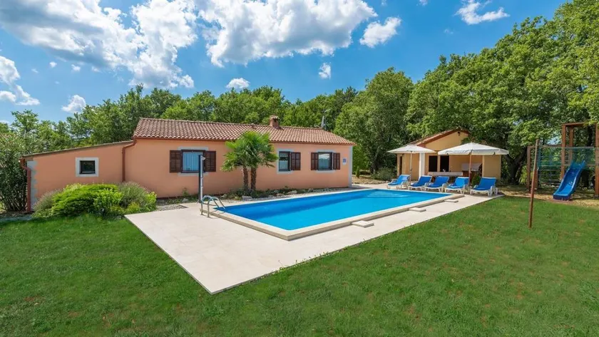 Holiday home with terrace, garden & private pool | Mountain view - Image 1
