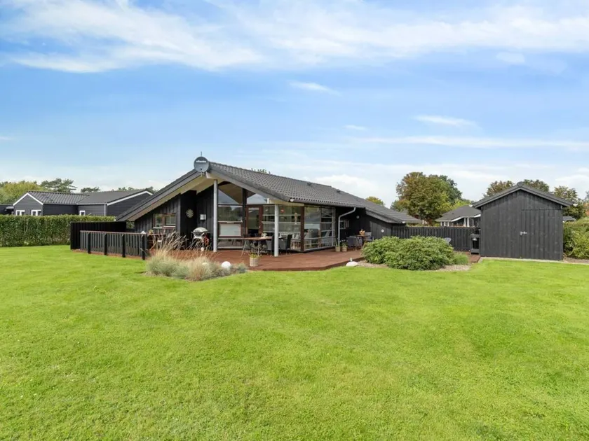 Holiday home with terrace, garden & sauna - Image 1