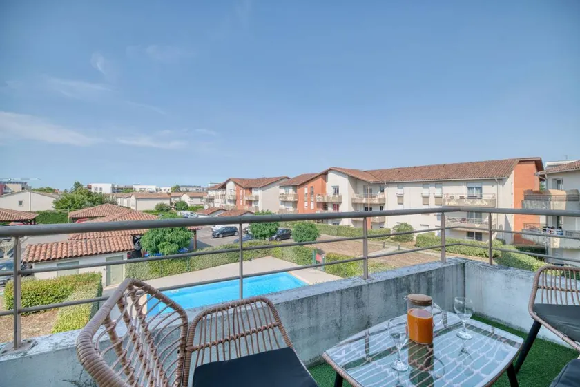 Beautiful flat with heated pool & terrace | Suitable for remote work - Image 1