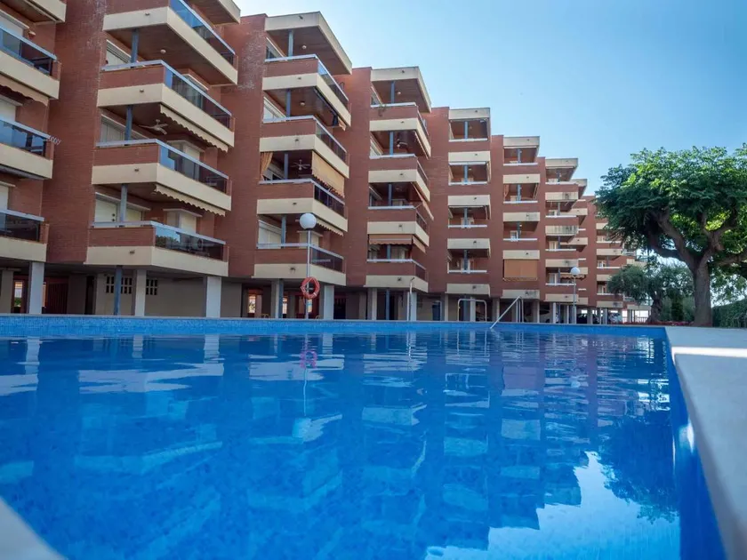 Apartement with air conditioning and outdoor pool - Image 1